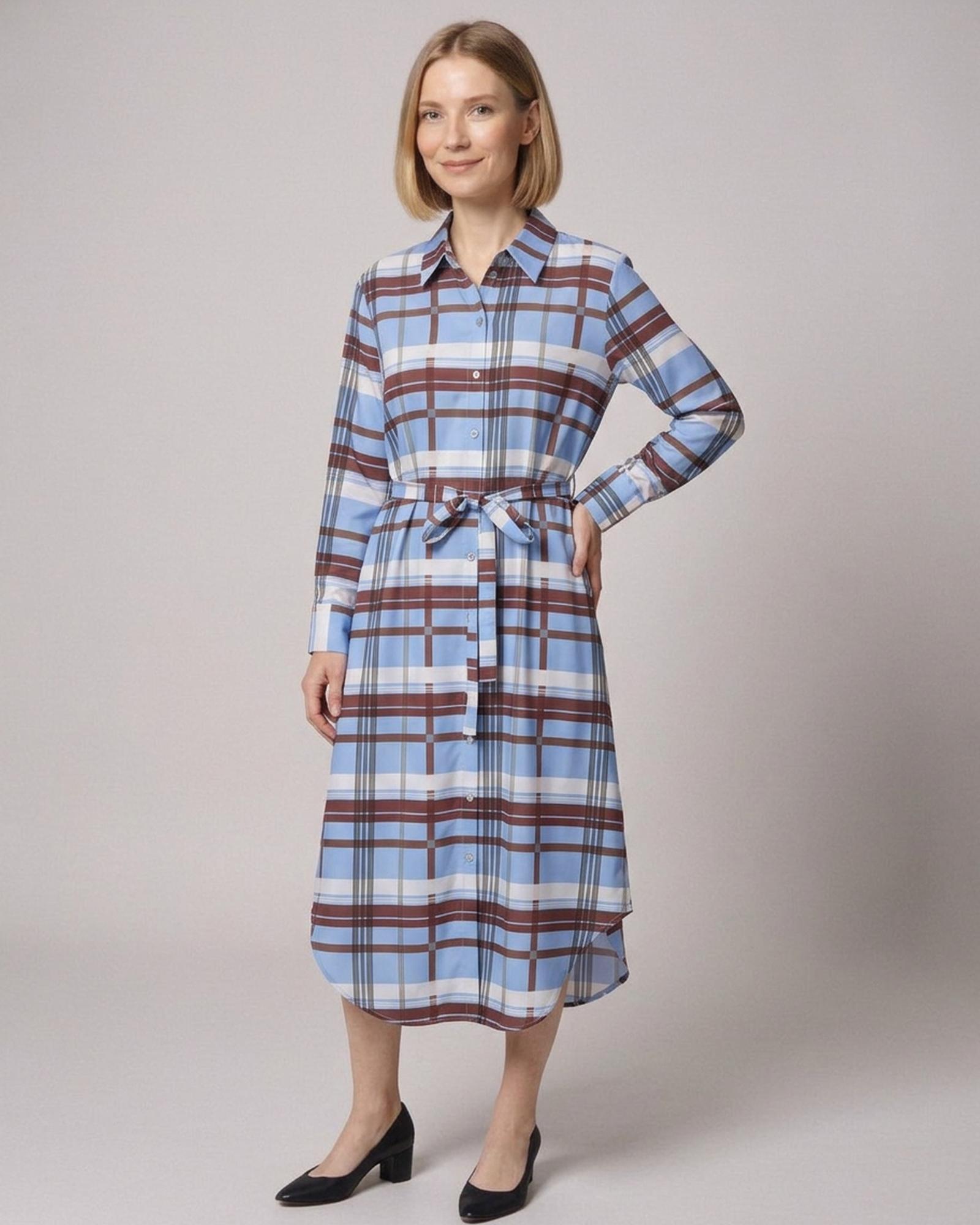Ria · Geruite blousejurk met riem – op model (AI-visualisatie)
