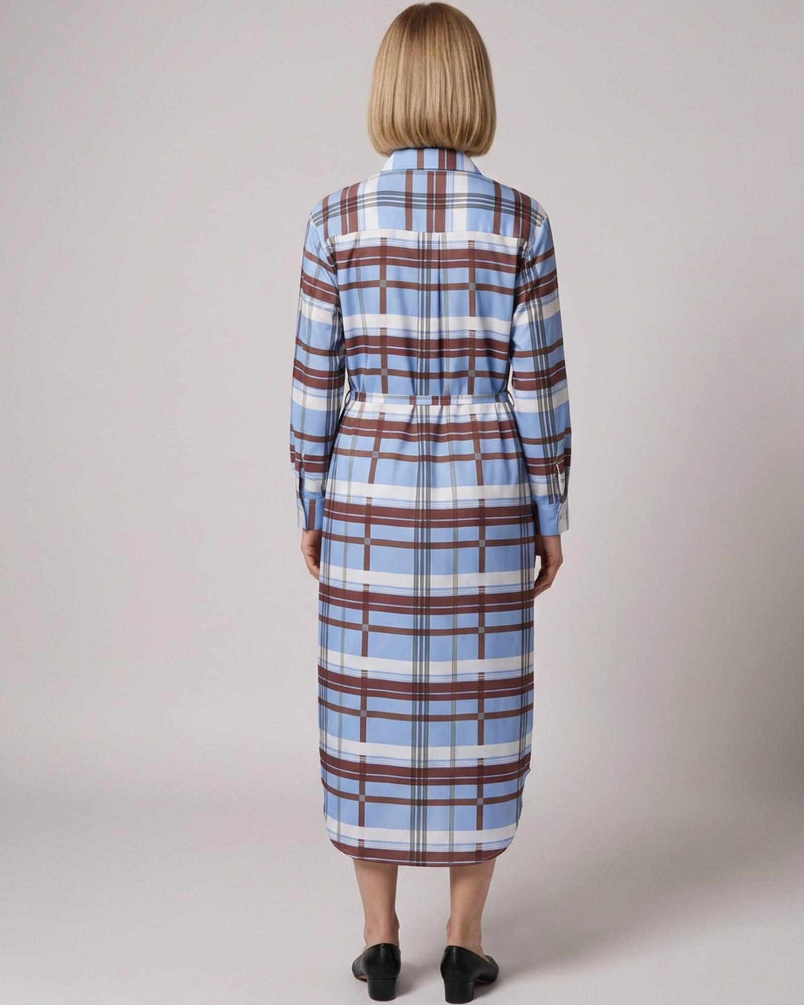 Ria blauw-bruin geruite blousejurk met ceintuur — model-achteraanzicht (AI-visualisatie)