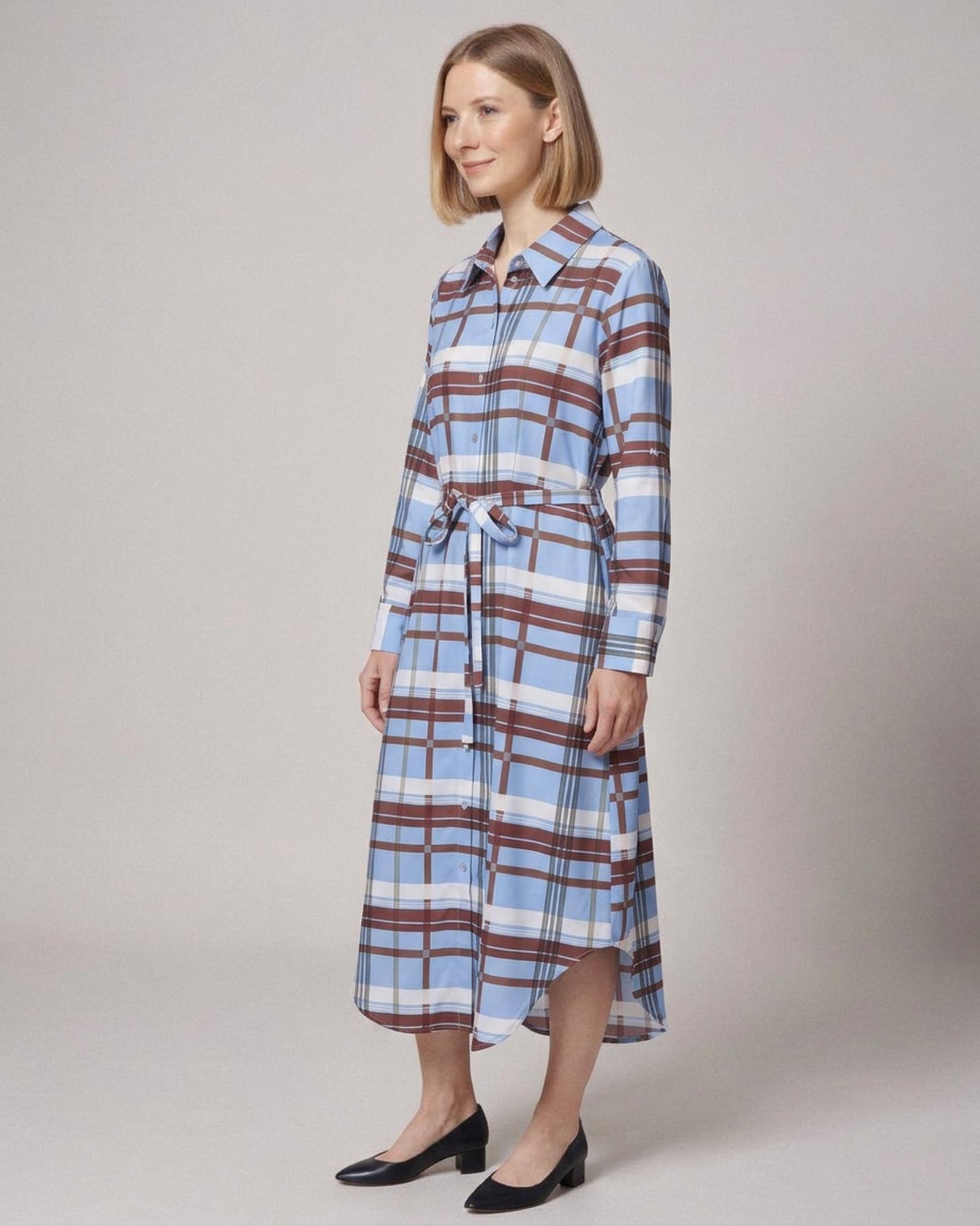 Ria blauw-bruin geruite blousejurk met riem, driekwart-aanzicht (AI-visualisatie)
