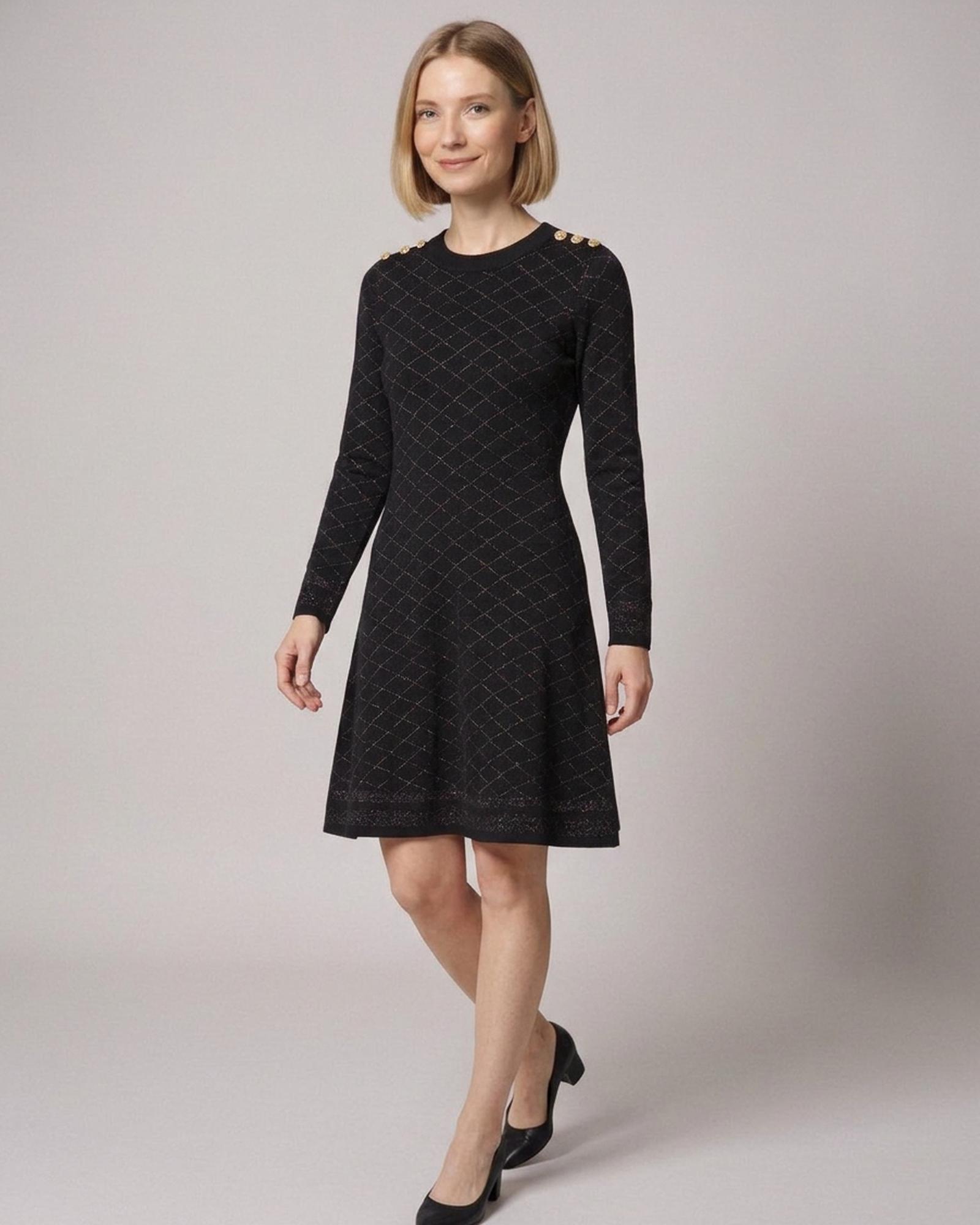 Rixt schwarzes Strick-A-Linien-Kleid mit Rautenstruktur und goldenen Schulterknöpfen, Vorderansicht (KI-Visualisierung)