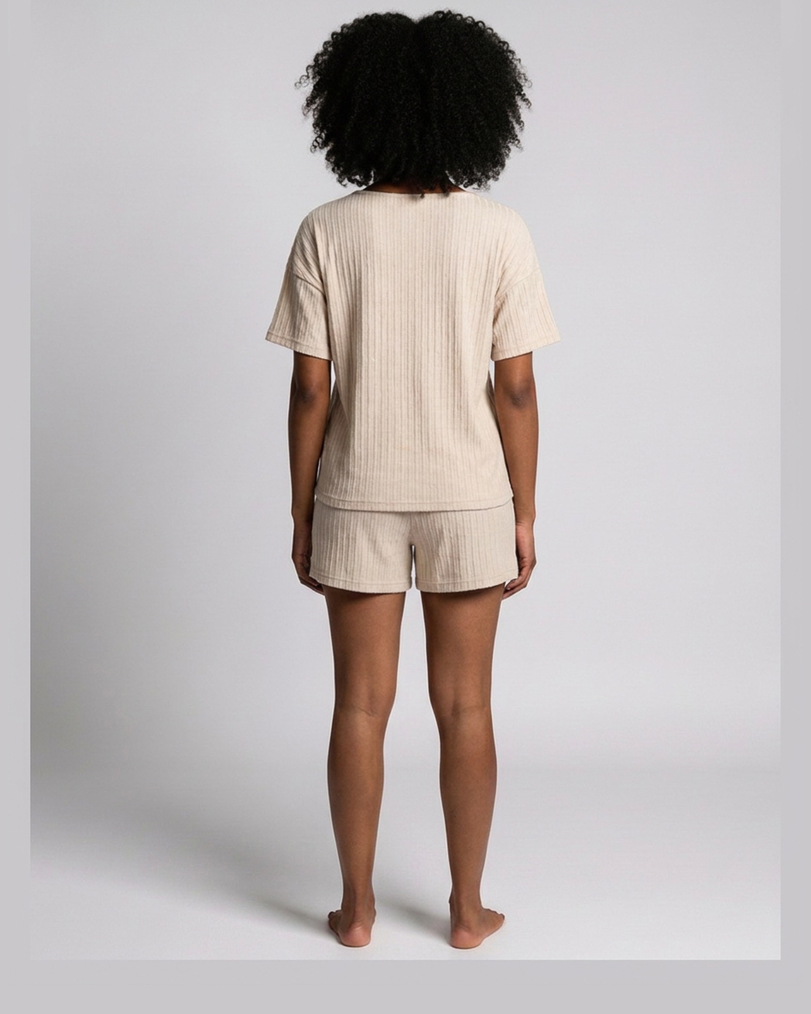 Roosje · Notched short-sleeve short set — am Modell, Rückansicht (KI-Visualisierung)