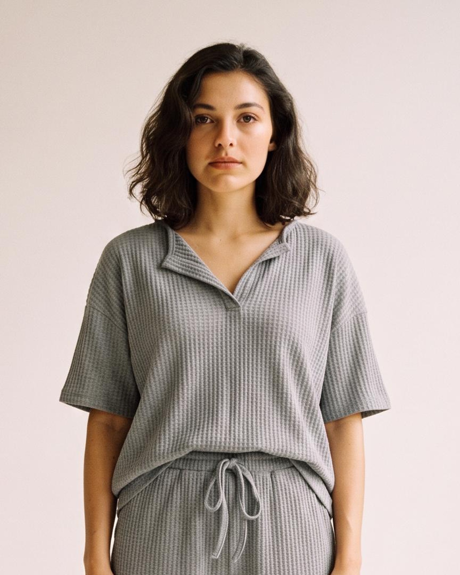 Sabine · Waffelstrick-Set mit Oberteil und Shorts — Stoffdetail (KI-Visualisierung)