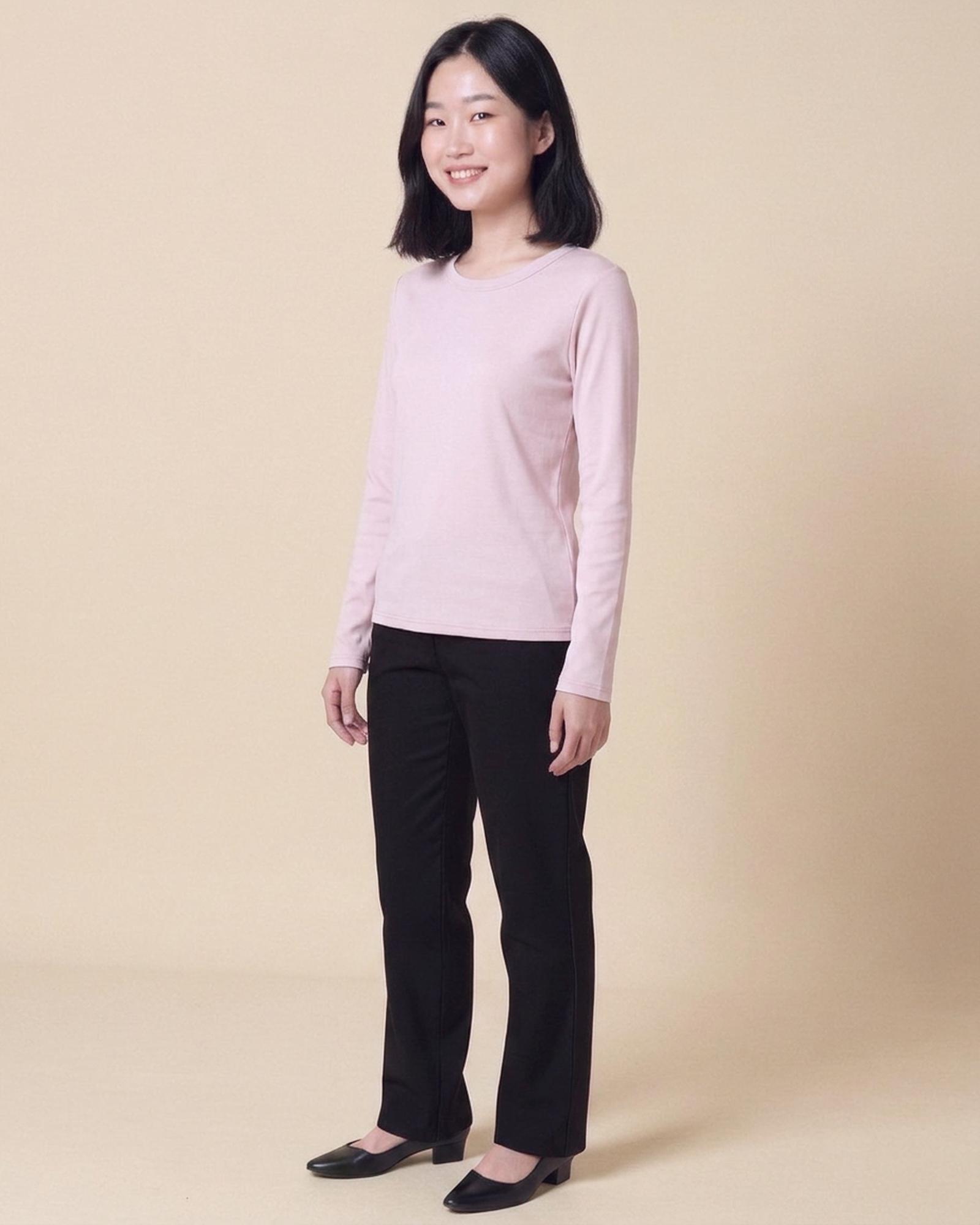 Saskia · Combed-cotton round-neck long-sleeve — on model, three-quarter (AI visualisation)