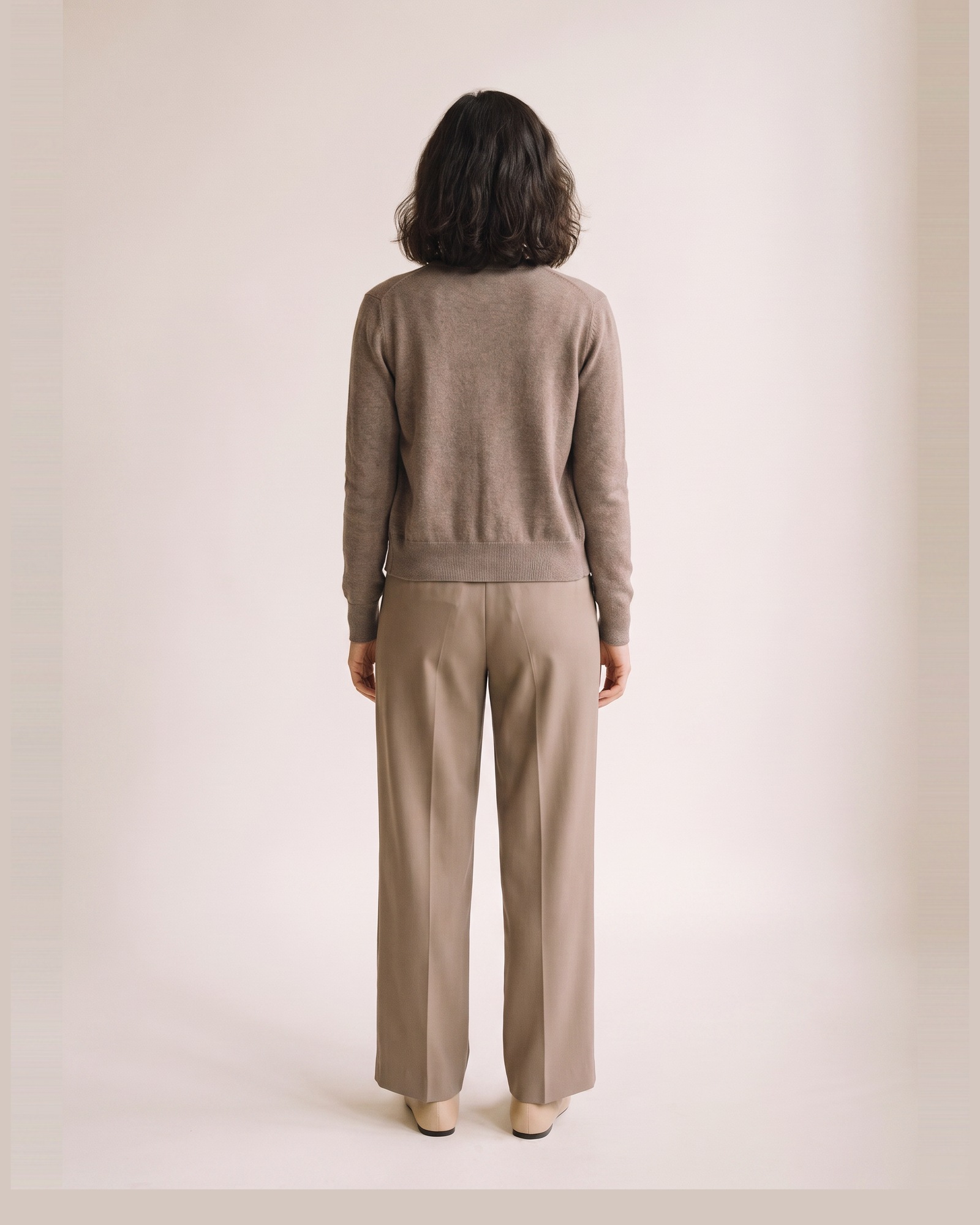 Sjoukje knit cardigan and trouser set — op model, achteraanzicht (AI-visualisatie)