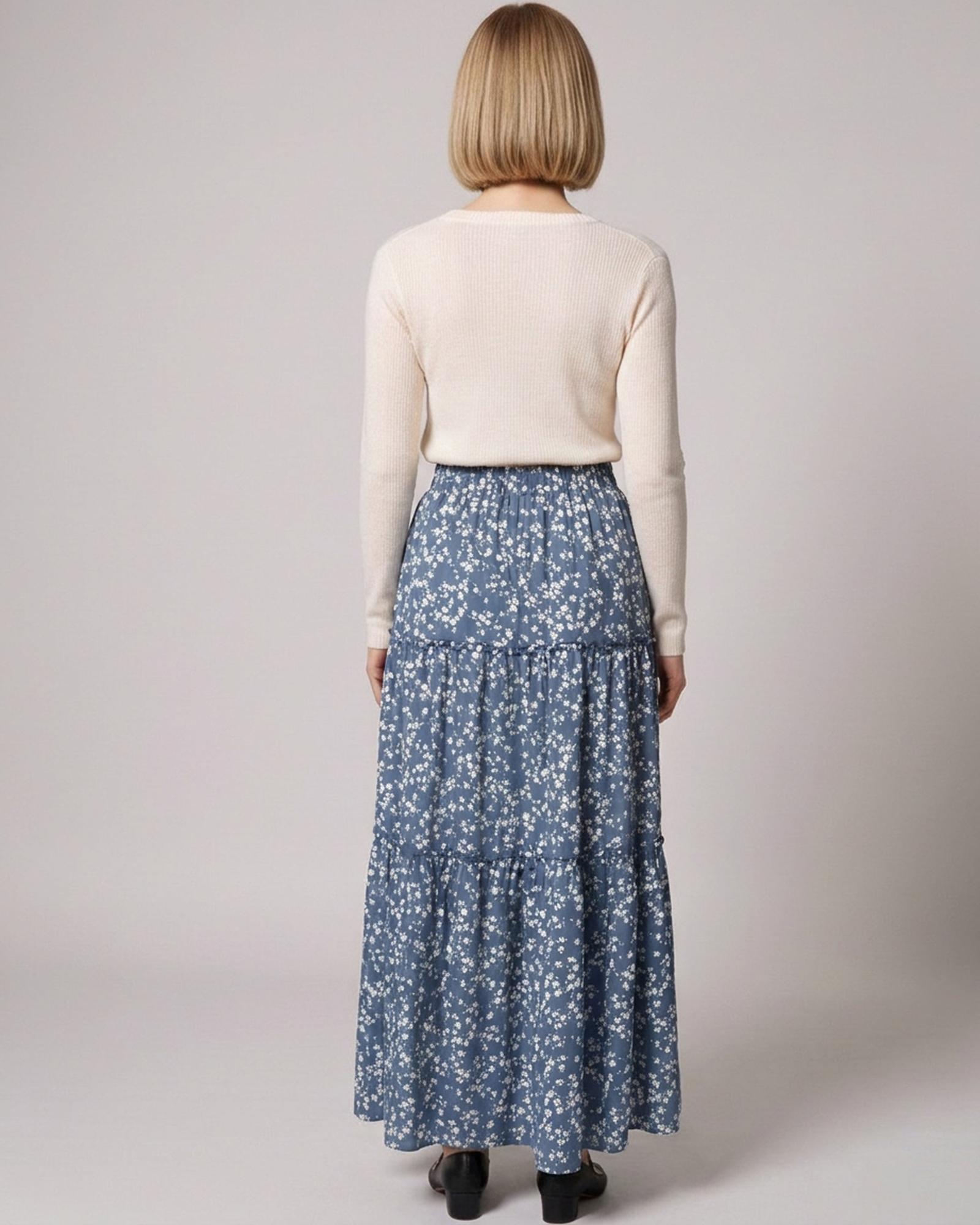 Suze blauer geblümter Boho-Maxirock — Model-Rückansicht (KI-Visualisierung)