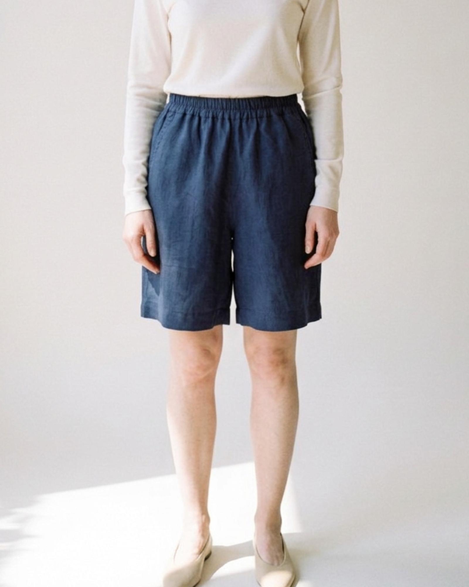 Tjitske · Washed linen wide-leg shorts — on model, front (AI visualisation)