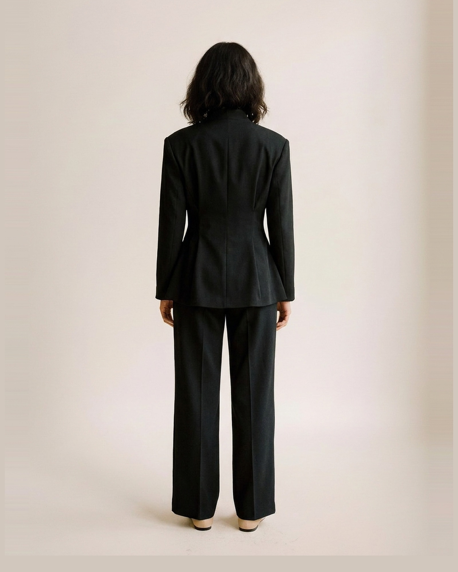 Wendelien blazer and wide-leg trouser suit — op model, achteraanzicht (AI-visualisatie)
