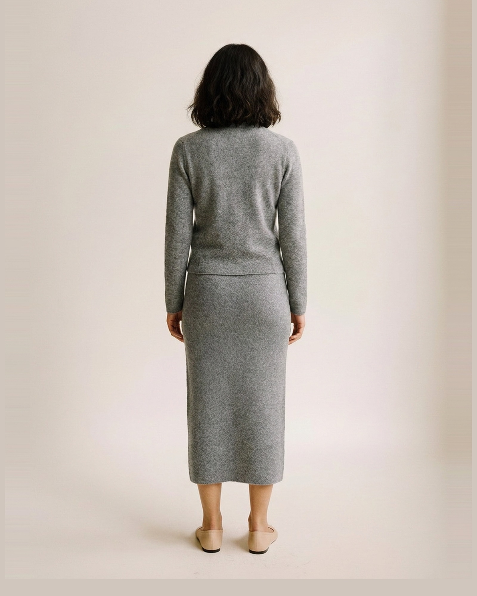 Willemien knit cardigan and midi skirt set — op model, achteraanzicht (AI-visualisatie)