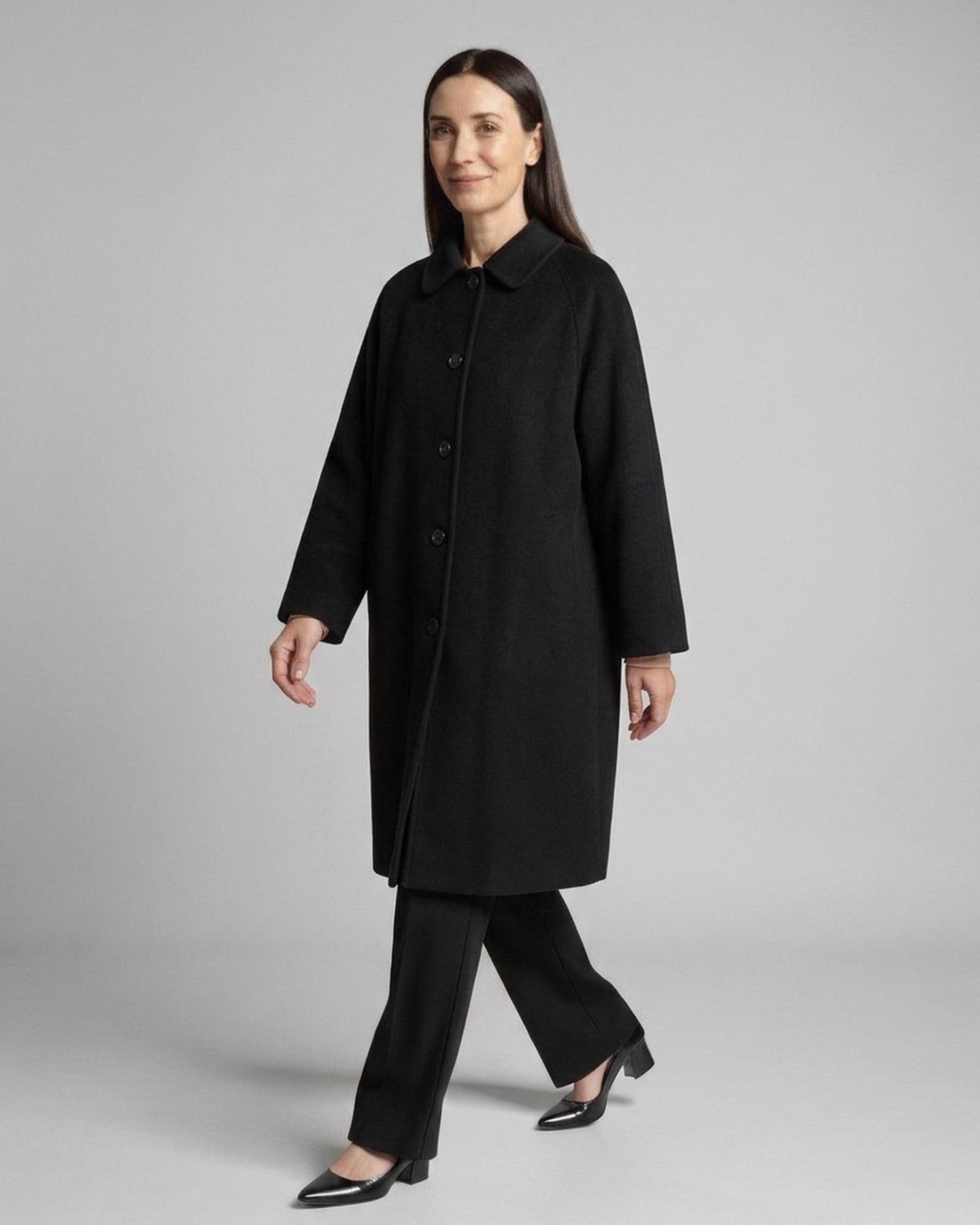 Willemke schwarzer oversized langer Wollmantel im Hepburn-Stil mit kleinem runden Kragen, Vorderansicht (KI-Visualisierung)