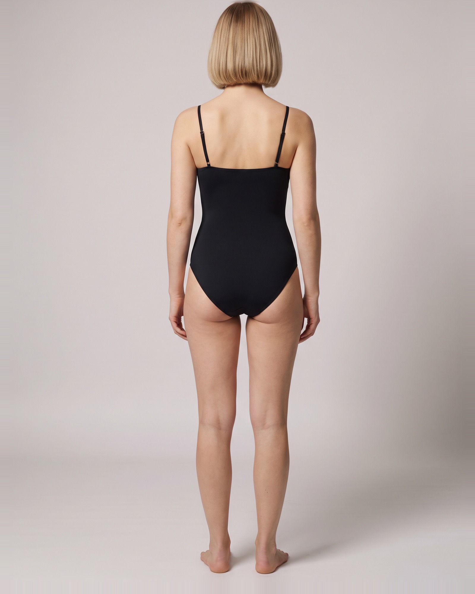 Dora naadloze formende body in zwart, achteraanzicht op model (AI-visualisatie)
