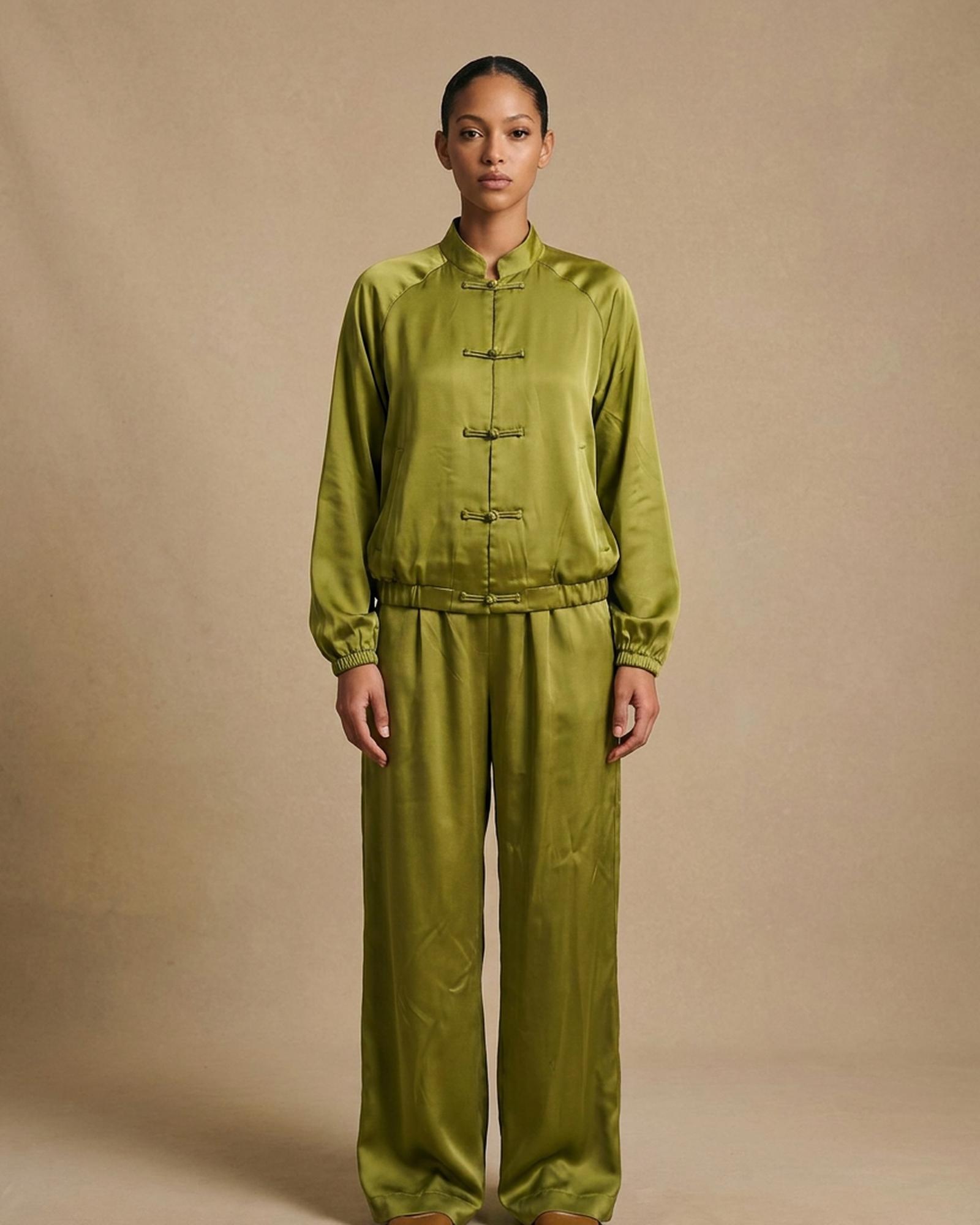 Gerdien satin shirt-jacket set — Groen (AI-visualisatie)