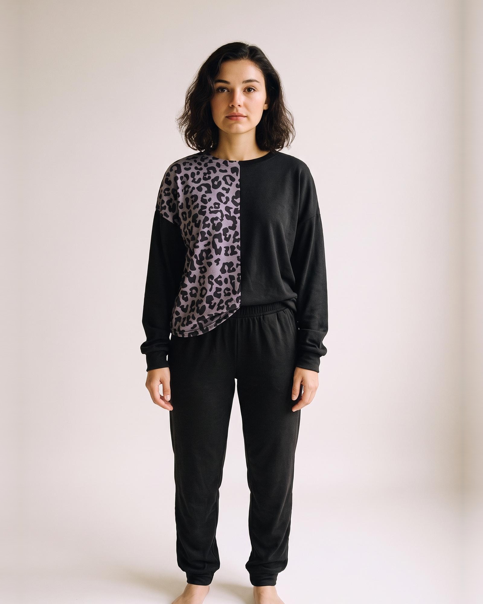 Hedwig · Leoparden-Sweatshirt-Loungeset – am Modell (KI-Visualisierung)