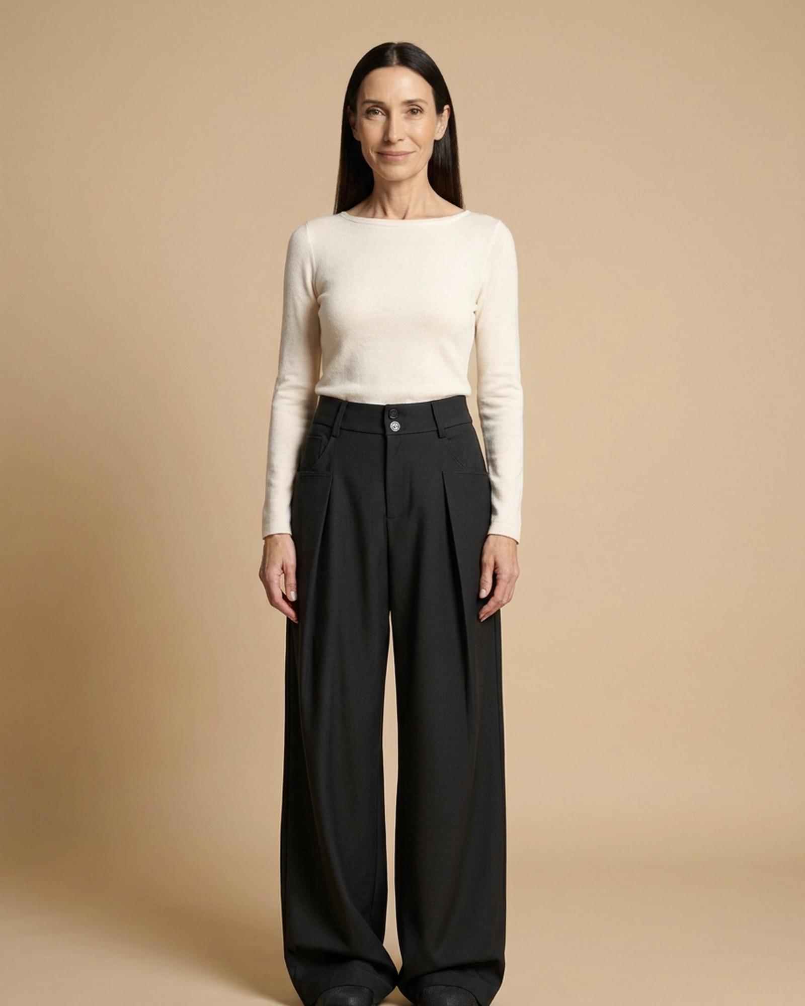 Pleated wide-leg trousers — on model (KI-Visualisierung)