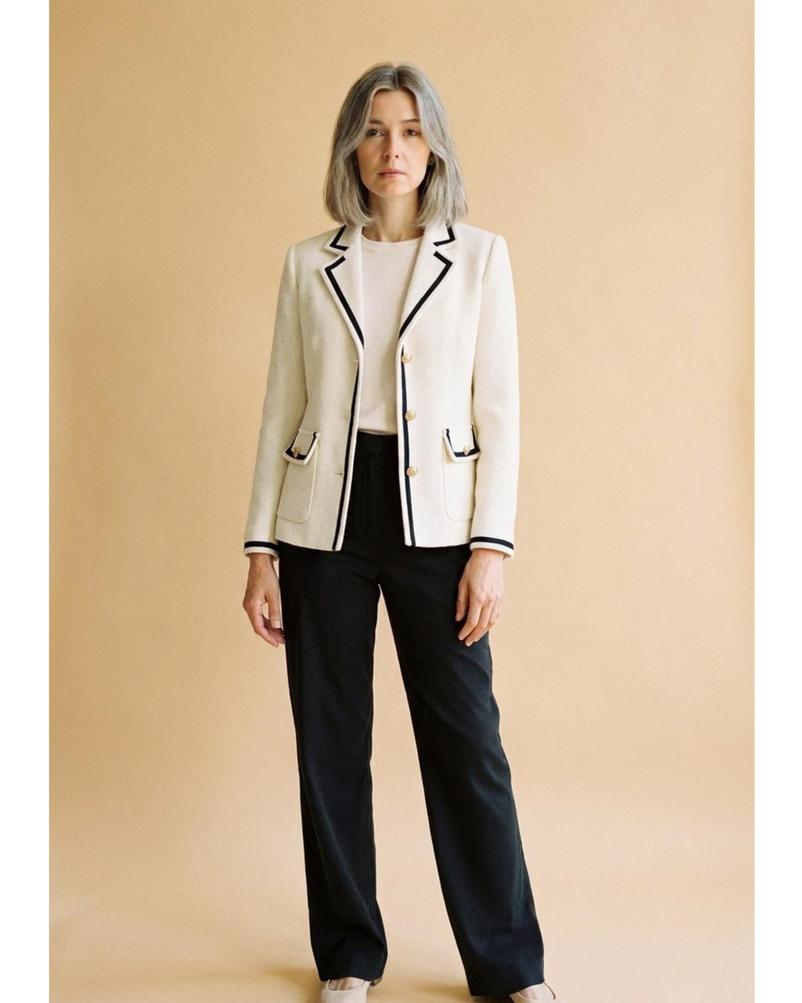 Colour-block tweed blazer with gold buttons — on model (KI-Visualisierung)