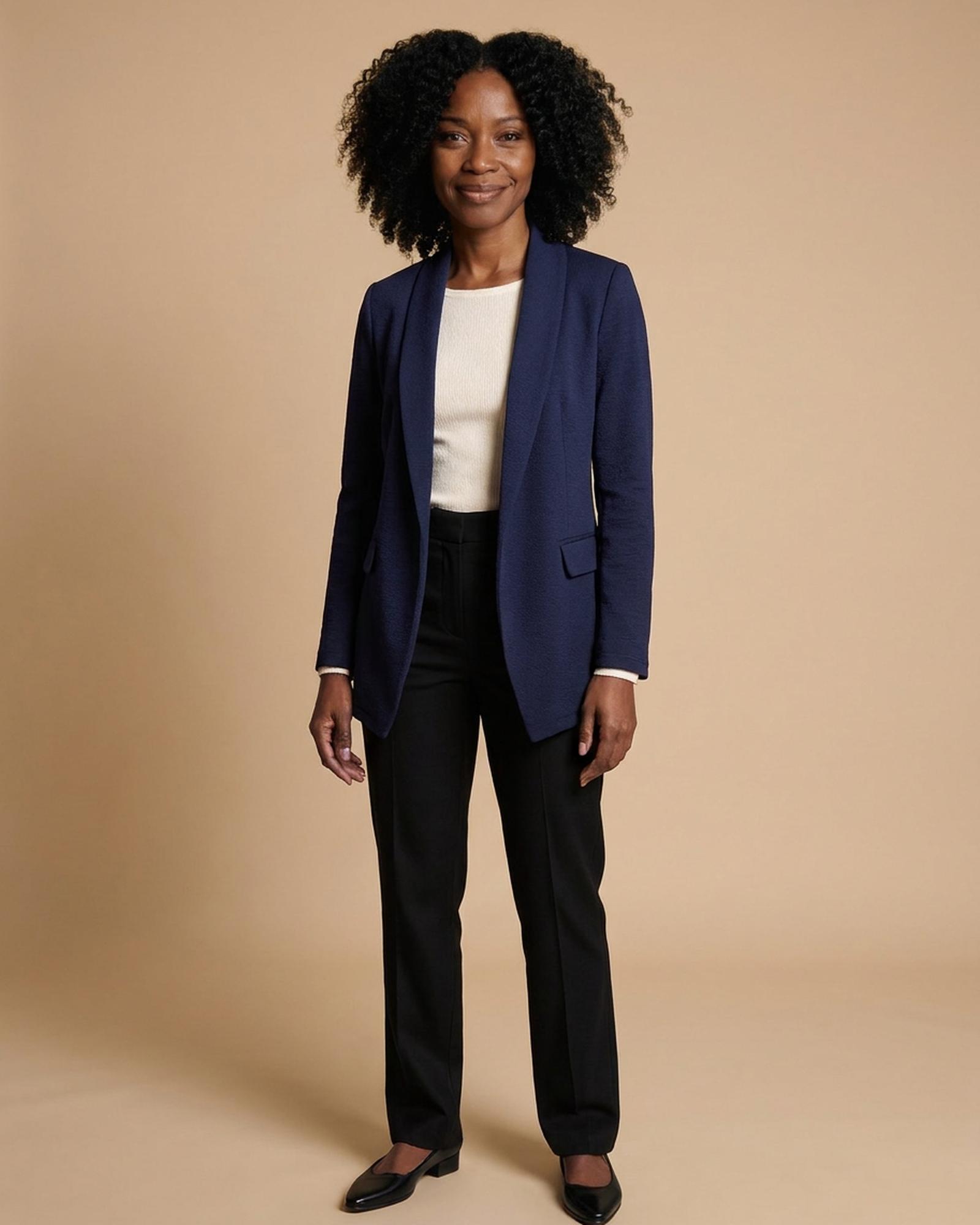 Taillierter Blazer mit Reverskragen in Marineblau — am Modell (KI-Visualisierung)