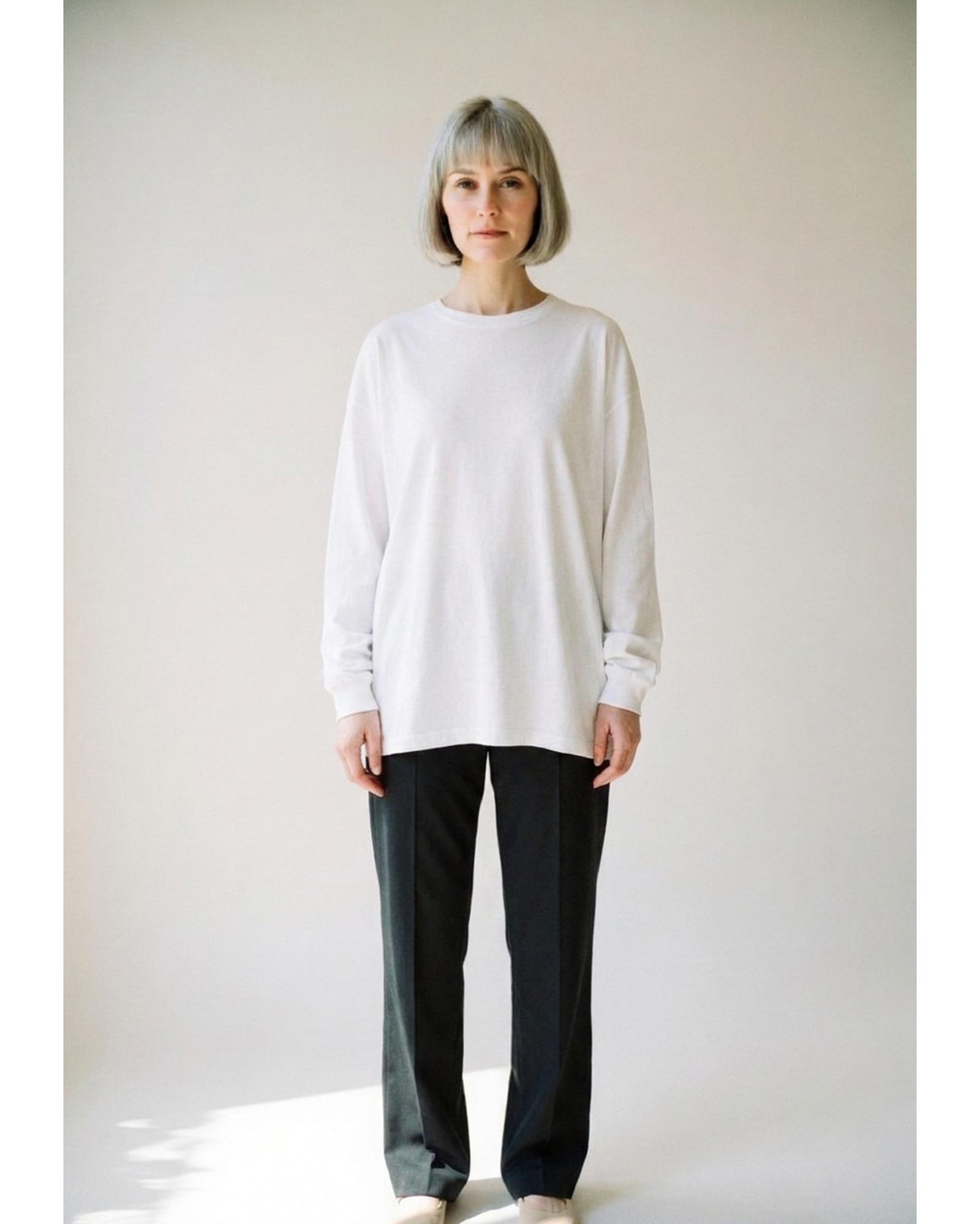 Lockeres Baumwoll-Longsleeve in Weiß — am Modell (KI-Visualisierung)