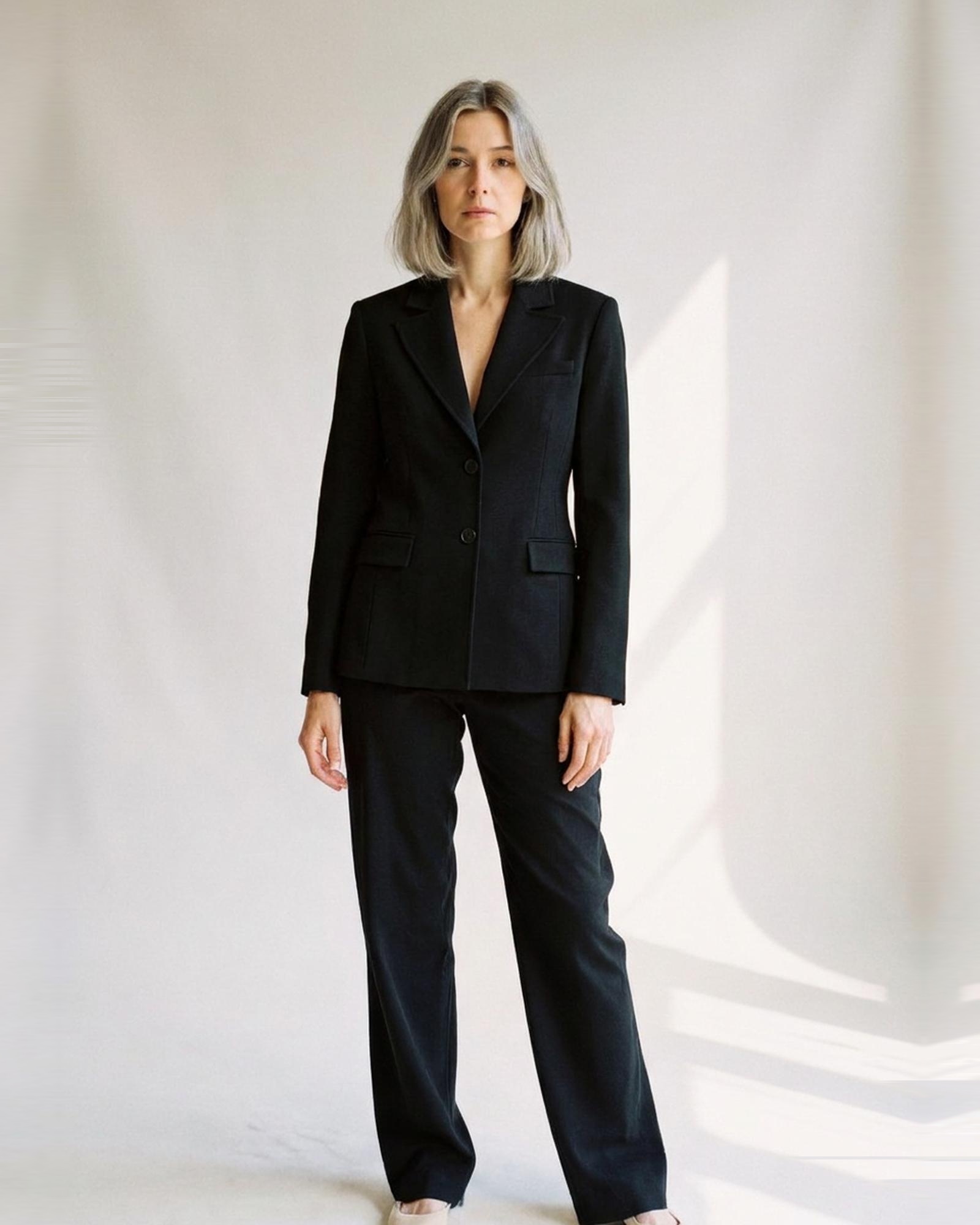 Machteld · Tailliierter Slim-Fit-Blazer – am Modell (KI-Visualisierung)