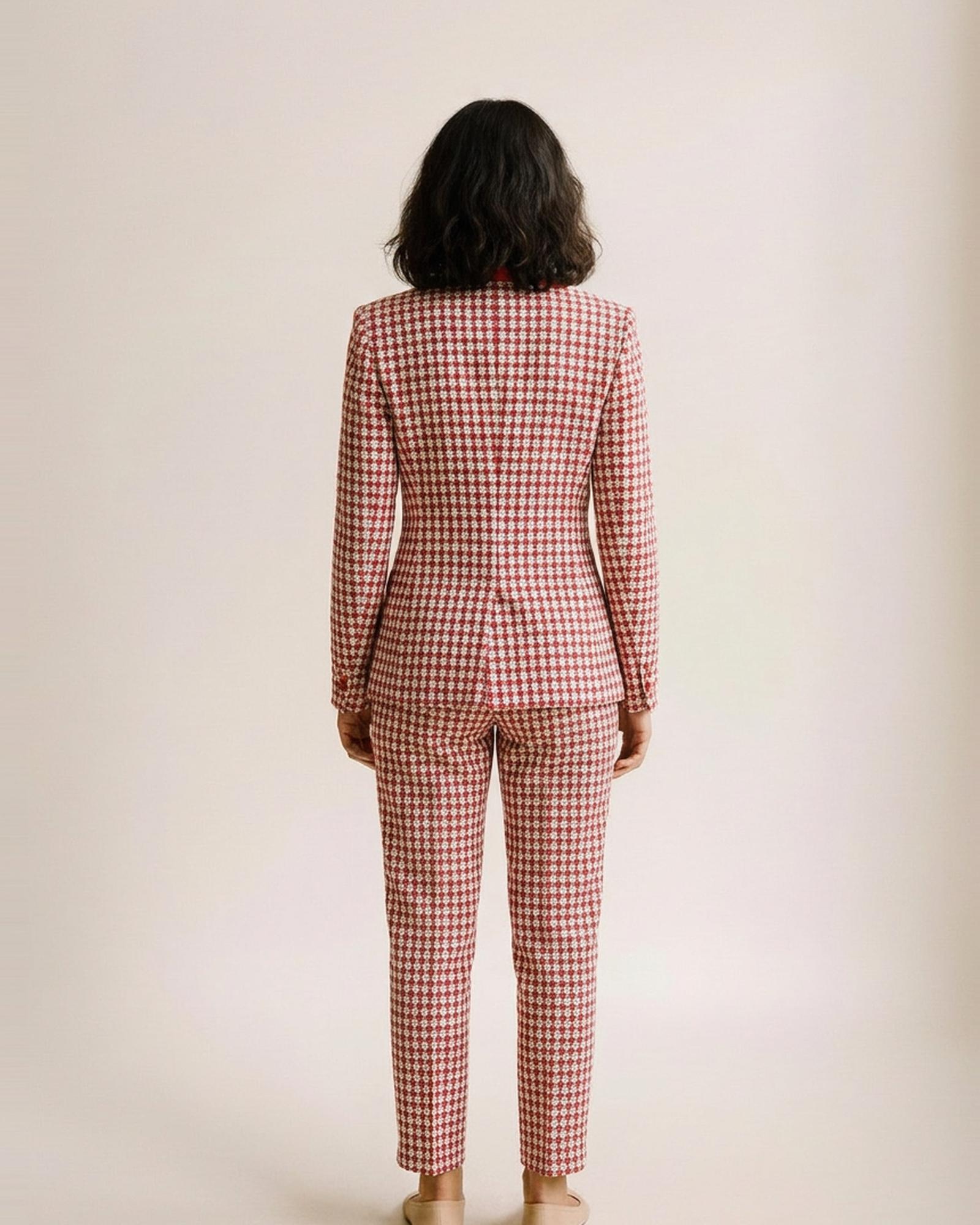 Plaid blazer and trouser suit — achterkant op model (AI-visualisatie)