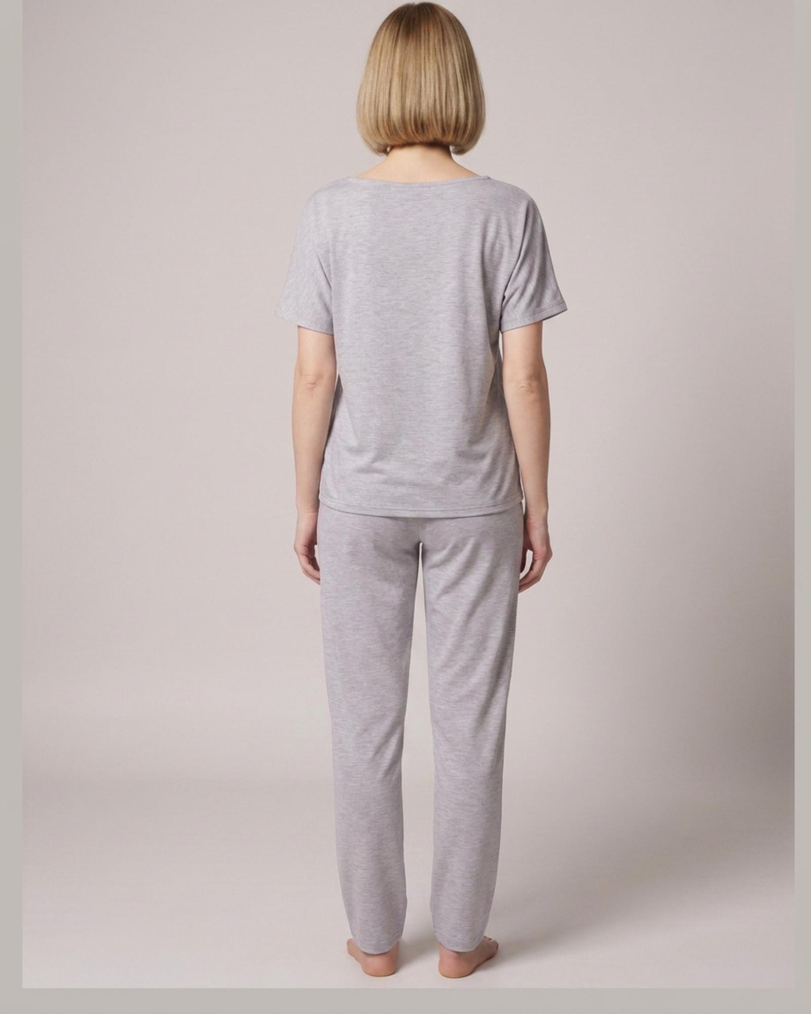 Boat-neck loungewear top and trouser set — Rückansicht am Modell (KI-Visualisierung)