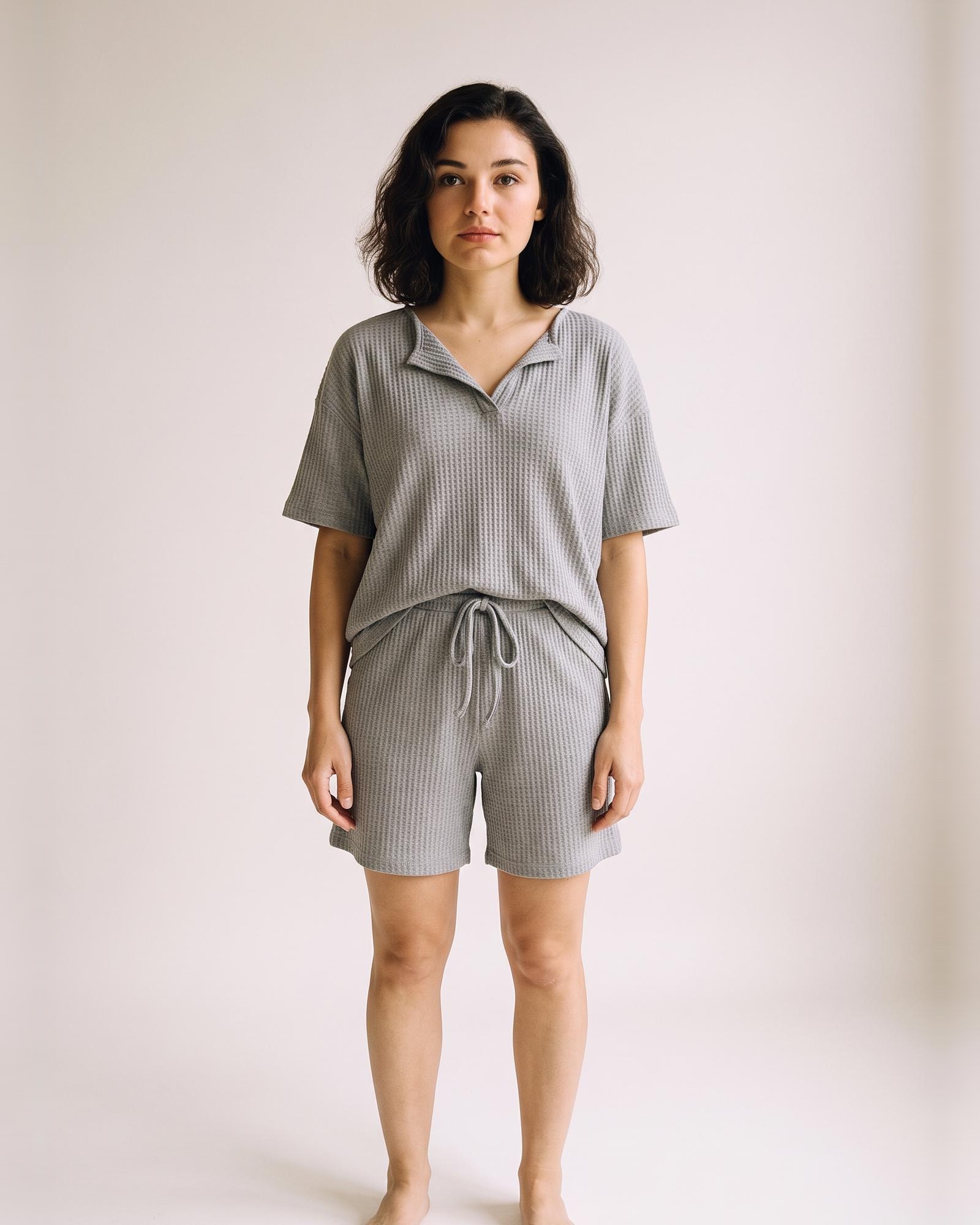 Sabine · Waffelstrick-Set mit Oberteil und Shorts – am Modell (KI-Visualisierung)