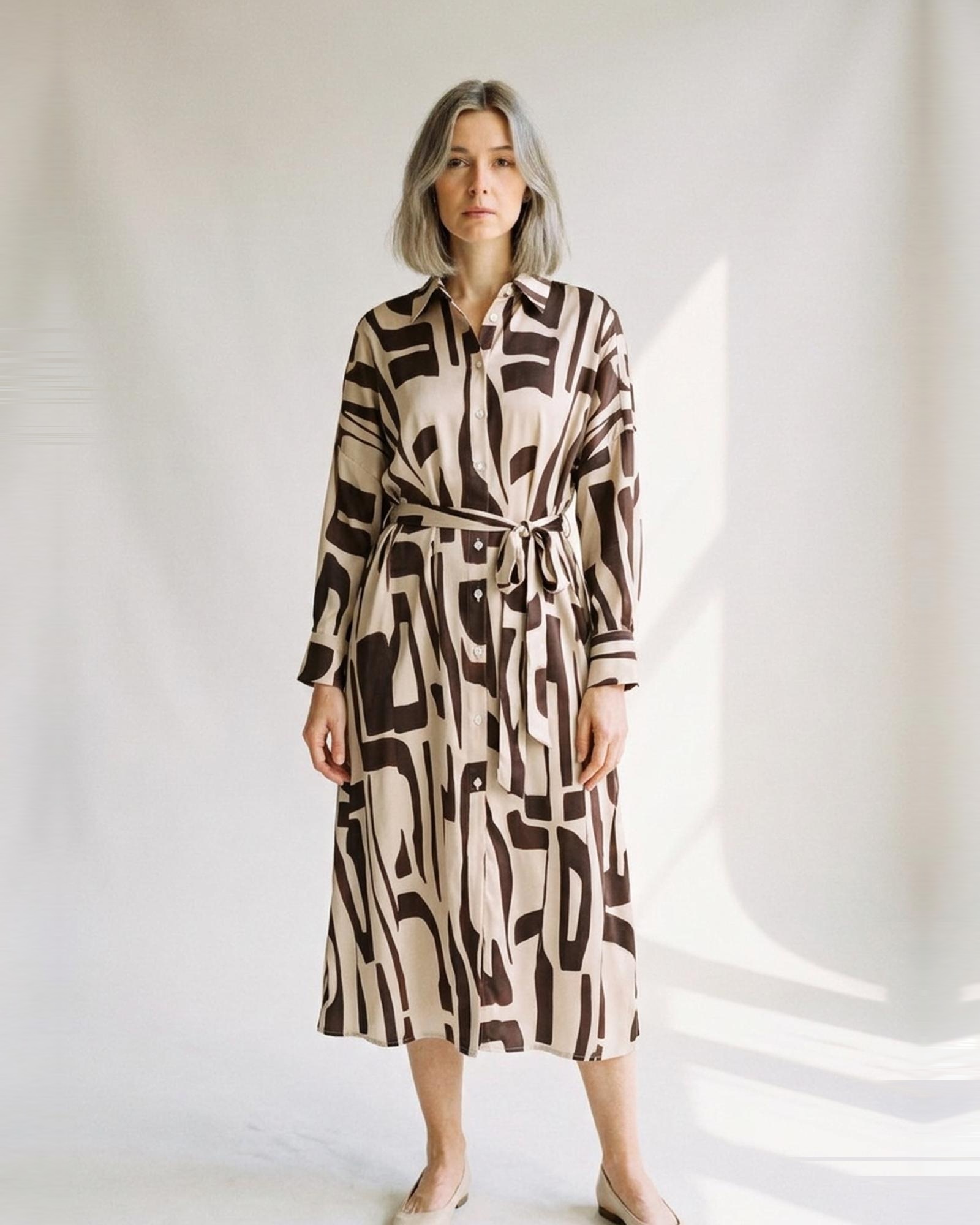 Sandra · Satijnen blousejurk met print – op model (AI-visualisatie)