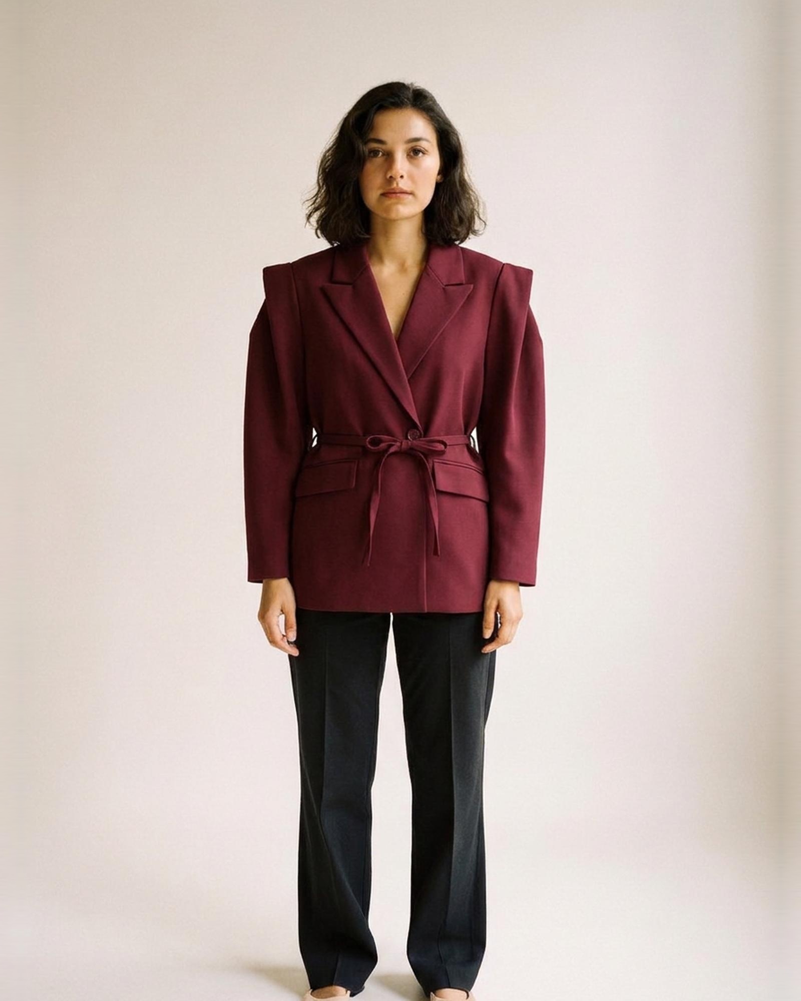 Sonja Blazer mit Schulterpolstern, weinrot, Bindegürtel — Hero (KI-Visualisierung)